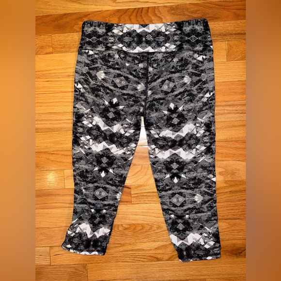 Athleta Cosmic Chaturanga Capri Leggings Geometric Gray - Picture 4 of 7